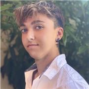 Soy una persona paciente y a la que se le da bien enseñar, ya que busco las palabras adecuadas para que la persona entienda y aprenda.